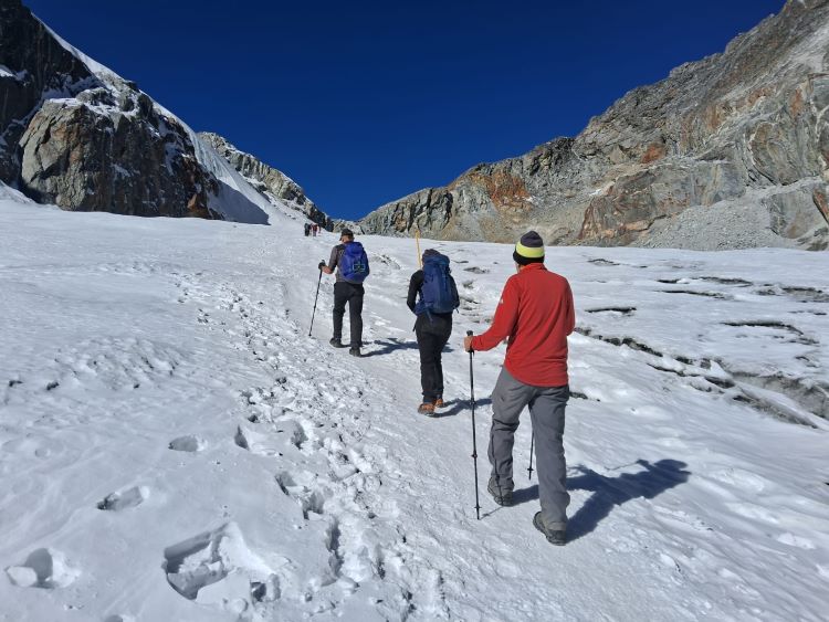 ebc and three passes trek